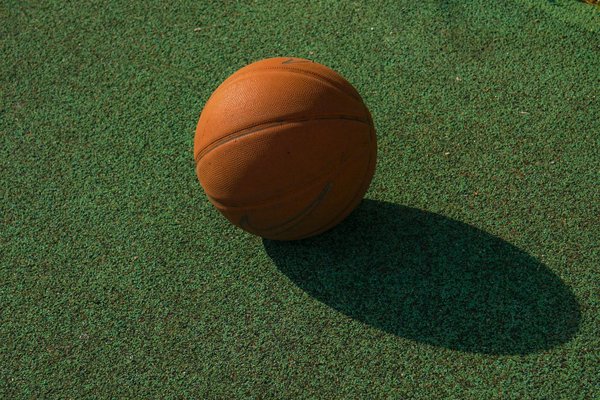 Comment le jeu en triangle améliore-t-il la construction du jeu en football ?