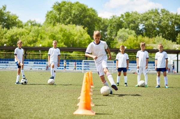 Quelles sont les perspectives de carrière après avoir suivi un programme dans un centre de formation de football?